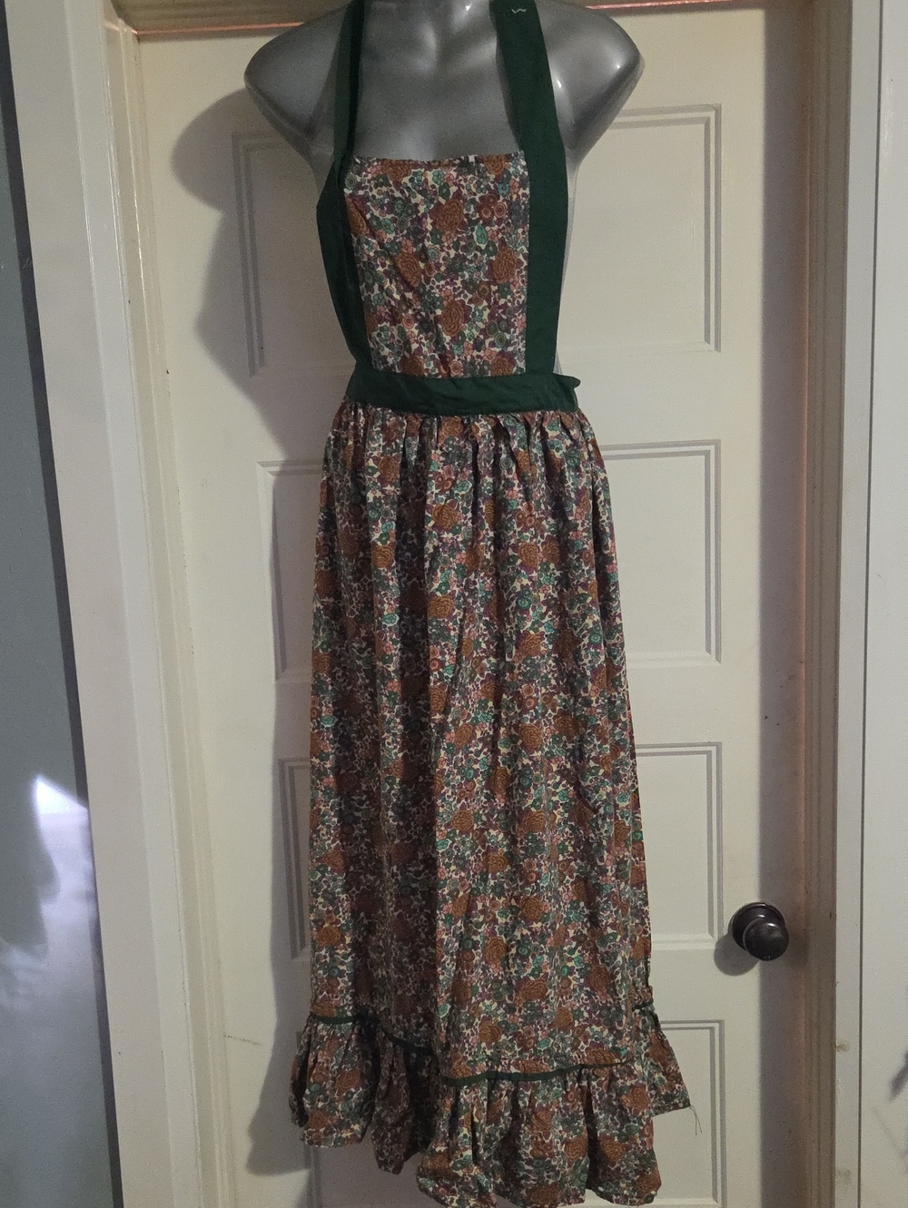 Green-Accent Floral Maxi Apron
